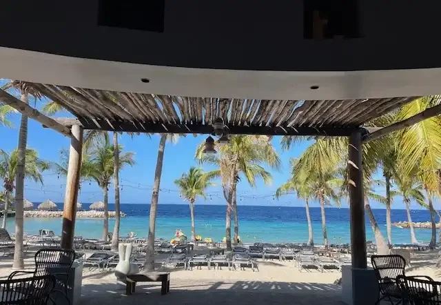 Blue Bay Beach met helder water